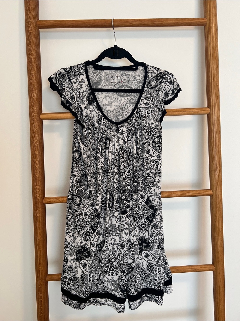 Ellen Tracy Black & White Paisley V-Neck Short Sleeve Tunic